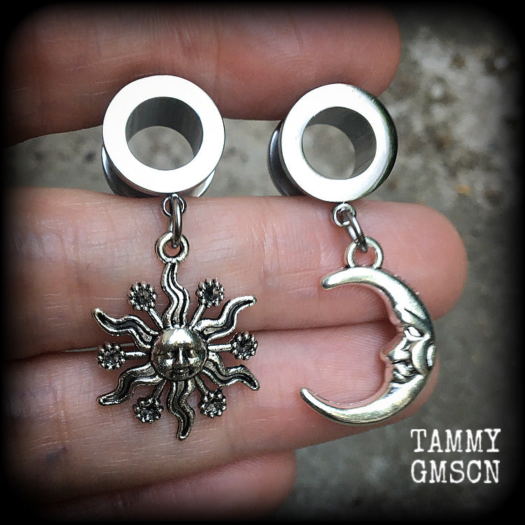 These gorgeous folk horror inspired tunnels feature antique silver crescent moon and esoteric sun charms, are super light weight at just 5 grams each and measure just over 4 cms from tip to tip.

This pair has been made with 00 gauge (10mm) surgical steel screw fit tunnels-for stretched lobes.
