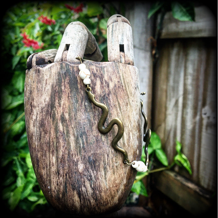 Featuring three antique bronze snake charms moulded to fit your wrist with small bone white howlite stone beads, this bracelet measures just on 20cms from tip to tip when laid flat and fastens with a bronze tone toggle clasp.