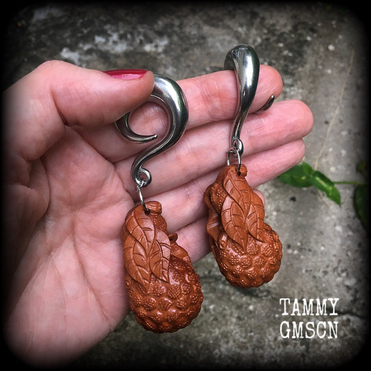 These beautiful gauged earrings feature a carved peach wood cicada, weighing in at 32 grams a piece, and measuring just under 10cms from tip to tip.
This pair has been made on 00 gauge (10mm) surgical steel full curl hooks, for stretched lobes.
