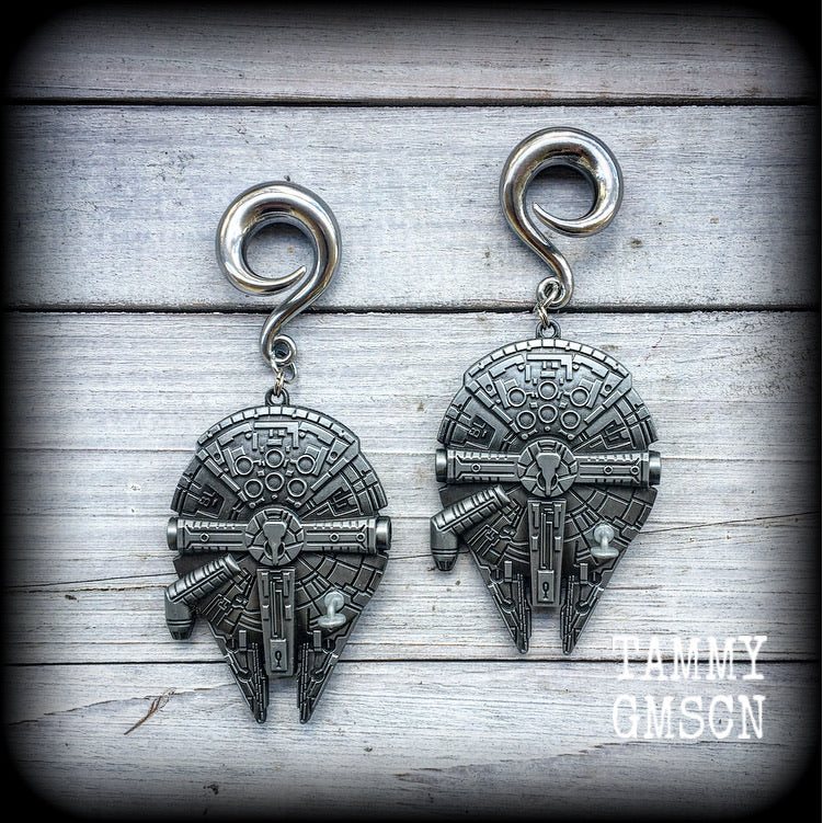 These Star Wars Millenium Falcon ear weights are nice and heavy at 39 grams a piece, and nice and dangly at 11cms from tip to tip, these are BIG!!!!

This pair has been made on 0 gauge (8mm) surgical steel full curl hooks, to be worn in stretched lobes.
