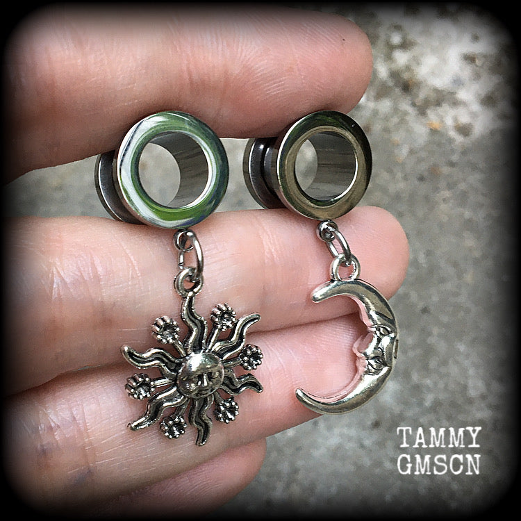 These gorgeous folk horror inspired tunnels feature antique silver crescent moon and esoteric sun charms, are super light weight at just 5 grams each and measure just over 4 cms from tip to tip.

This pair has been made with 00 gauge (10mm) surgical steel screw fit tunnels-for stretched lobes.