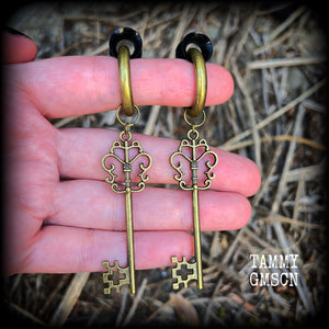 Bronze key hoop earrings-Tunnel friendly earrings