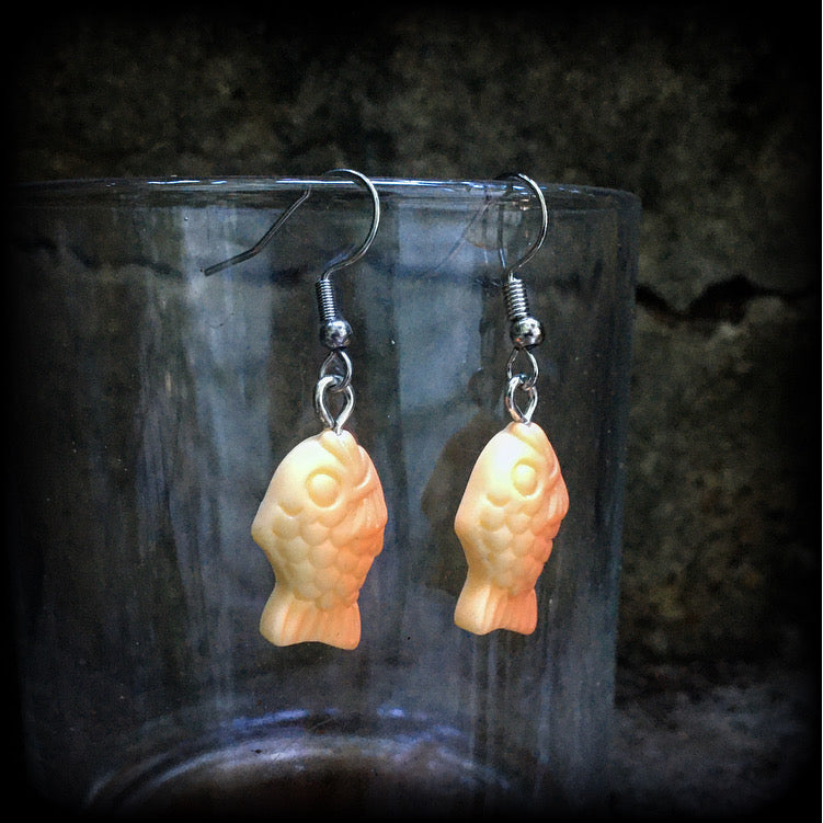 Red bean fish earrings Korean dessert Taiyaki earrings Manjyu earrings Manjyu fish earrings Japanese earrings Ice cream earrings Cake earrings Pierced ears Ears gauges Novelty earrings Gifts for girls Kawaii earrings