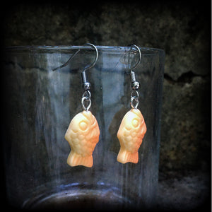 Red bean fish earrings Korean dessert Taiyaki earrings Manjyu earrings Manjyu fish earrings Japanese earrings Ice cream earrings Cake earrings Pierced ears Ears gauges Novelty earrings Gifts for girls Kawaii earrings