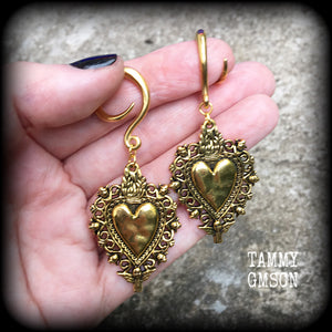 These beautiful antique gold gauged earrings feature a gorgeous antique gold milagros sacred heart, measuring just on 7cms from tip to tip, and weighing approx 7 grams each, nice and lightweight.
This pair has been made on 6 gauge (4mm) surgical steel full curl hooks, to be worn in stretched lobes.