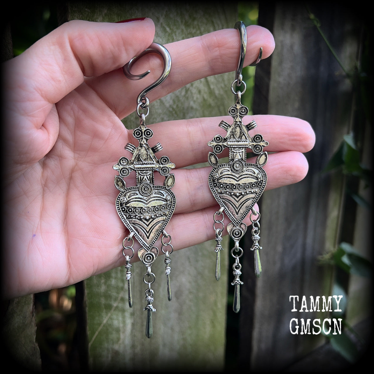 Tarot card ear hangers Three of swords earrings 6 gauge ear weights Body jewelry Stretched lobes Gauges 6g 2g 0g 00g 1/2 9/16 5/8 3/4 7/8 1" 1.10" 1.18" Stretched ears Stretched lobes gauged ears gauged earrings Tarot jewellery Occult jewelry Waite