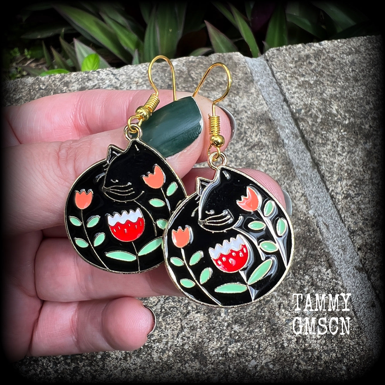 These quirky earrings and feature gorgeous folk art inspired black cat and tulip charms.
These earrings are nice and lightweight at only 4 grams, and measure just on 5cms from tip to tip.
This pair has been made with antique gold french hooks, to be worn in pierced ears.