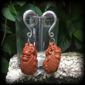 These beautiful gauged earrings feature a carved peach wood cicada, weighing in at 32 grams a piece, and measuring just under 10cms from tip to tip.
This pair has been made on 00 gauge (10mm) surgical steel full curl hooks, for stretched lobes.
