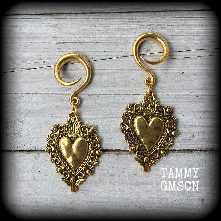 These beautiful antique gold gauged earrings feature a gorgeous antique gold milagros sacred heart, measuring just on 7cms from tip to tip, and weighing approx 7 grams each, nice and lightweight.
This pair has been made on 6 gauge (4mm) surgical steel full curl hooks, to be worn in stretched lobes.