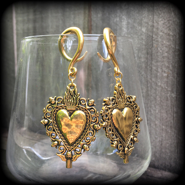 These beautiful antique gold gauged earrings feature a gorgeous antique gold milagros sacred heart, measuring just on 7cms from tip to tip, and weighing approx 7 grams each, nice and lightweight.
This pair has been made on 6 gauge (4mm) surgical steel full curl hooks, to be worn in stretched lobes.