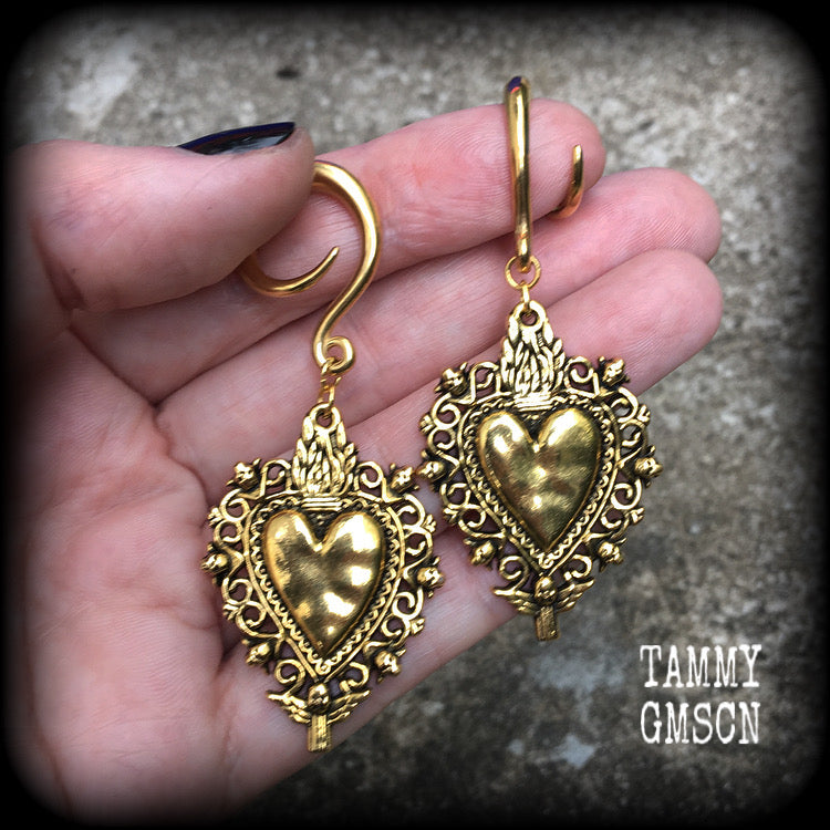 These beautiful antique gold gauged earrings feature a gorgeous antique gold milagros sacred heart, measuring just on 7cms from tip to tip, and weighing approx 7 grams each, nice and lightweight.
This pair has been made on 6 gauge (4mm) surgical steel full curl hooks, to be worn in stretched lobes.
