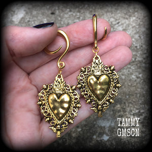 These beautiful antique gold gauged earrings feature a gorgeous antique gold milagros sacred heart, measuring just on 7cms from tip to tip, and weighing approx 7 grams each, nice and lightweight.
This pair has been made on 6 gauge (4mm) surgical steel full curl hooks, to be worn in stretched lobes.