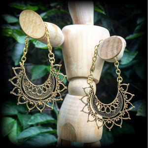 These antique gold mandala heart earrings are nice and dangly, measuring 7cms from tip to tip, and weighing  7 grams each piece, made with chain/ lobster clasp 8mm option, for silicone earlets or tunnels in stretched lobes from 0 gauge (8mm). 
