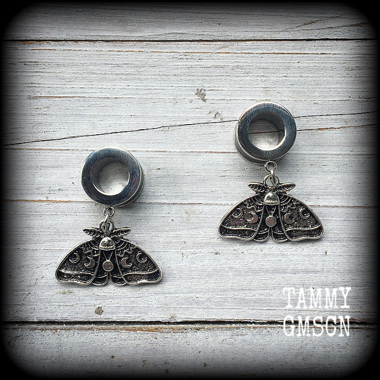 These gorgeous earrings feature antique silver moon phase moth charms, nice and light weight, weighing in at 6 grams each and measure just under 4 cms from tip to tip.
This pair have been made with 00 gauge (10mm) surgical steel screw fit tunnels.