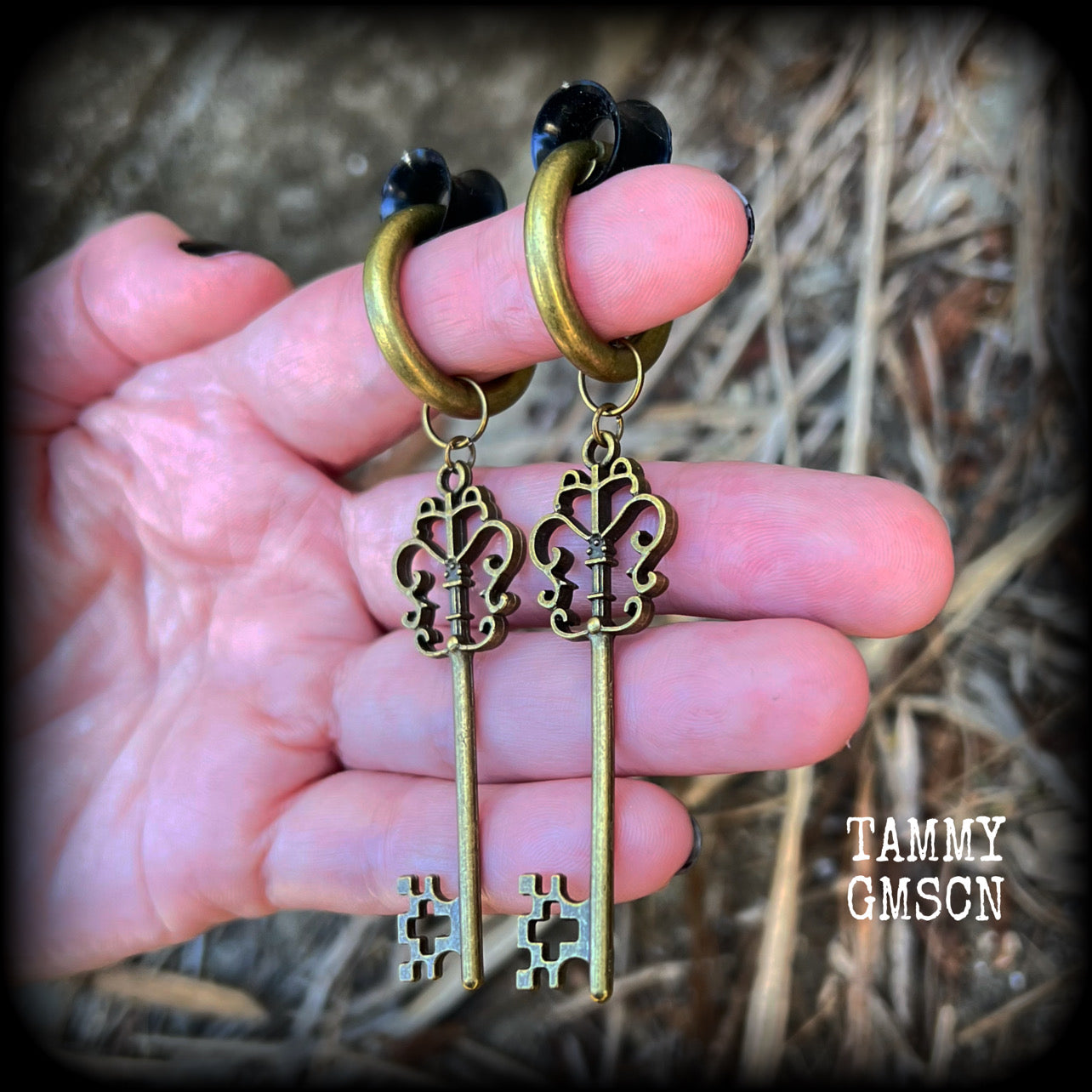 Bronze key hoop earrings-Tunnel friendly earrings