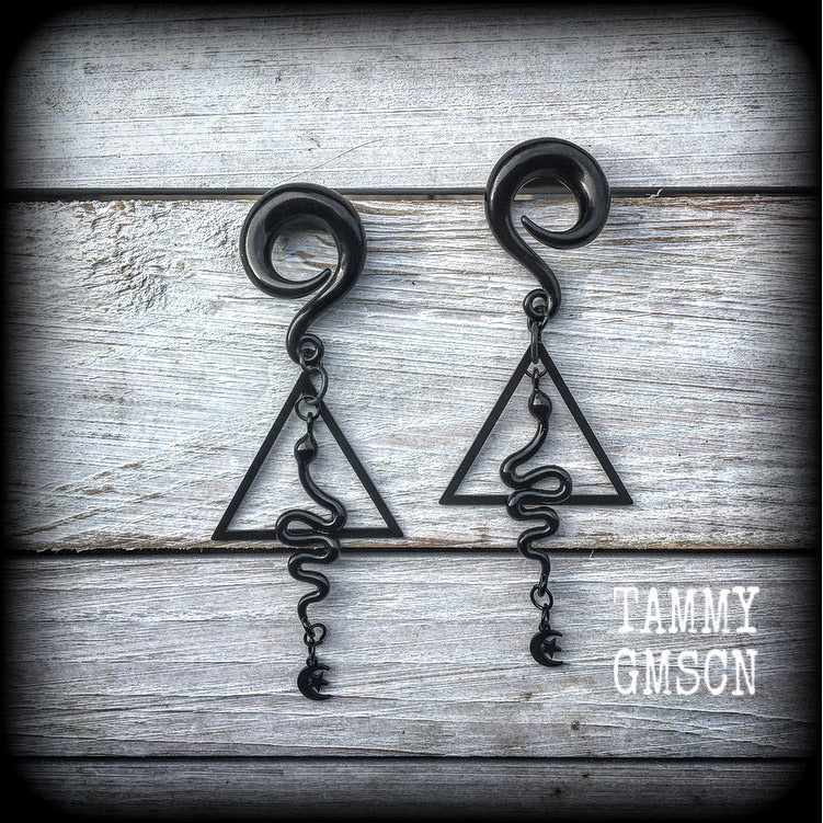 These gorgeous pitch black 'Ascending Snake' gauged earrings and are nice and dangly but not too big, weighing approx 18 grams each, and measuring around 10 cms from tip to tip.

This pair has been made on 0 gauge (8mm) surgical steel full curl hooks, suitable for stretched lobes.