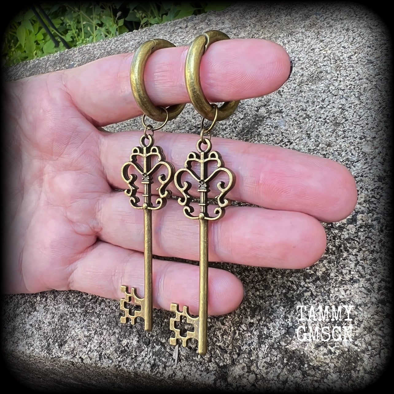 Bronze key hoop earrings-Tunnel friendly earrings