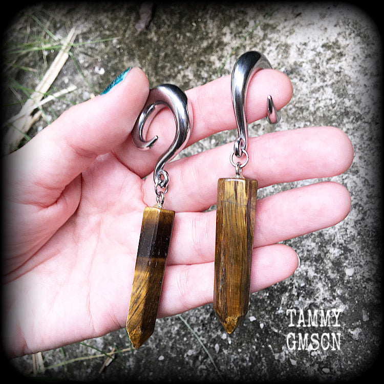 These gauged earrings are made with gorgeous Tigers eye points, measuring just over 9cms from tip to tip, and weighing approx 25grams each.
This pair have been made on 0 gauge (8mm) surgical steel full curl hooks, to be worn in stretched lobes.