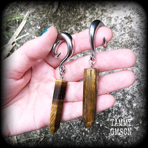 These gauged earrings are made with gorgeous Tigers eye points, measuring just over 9cms from tip to tip, and weighing approx 25grams each.
This pair have been made on 0 gauge (8mm) surgical steel full curl hooks, to be worn in stretched lobes.