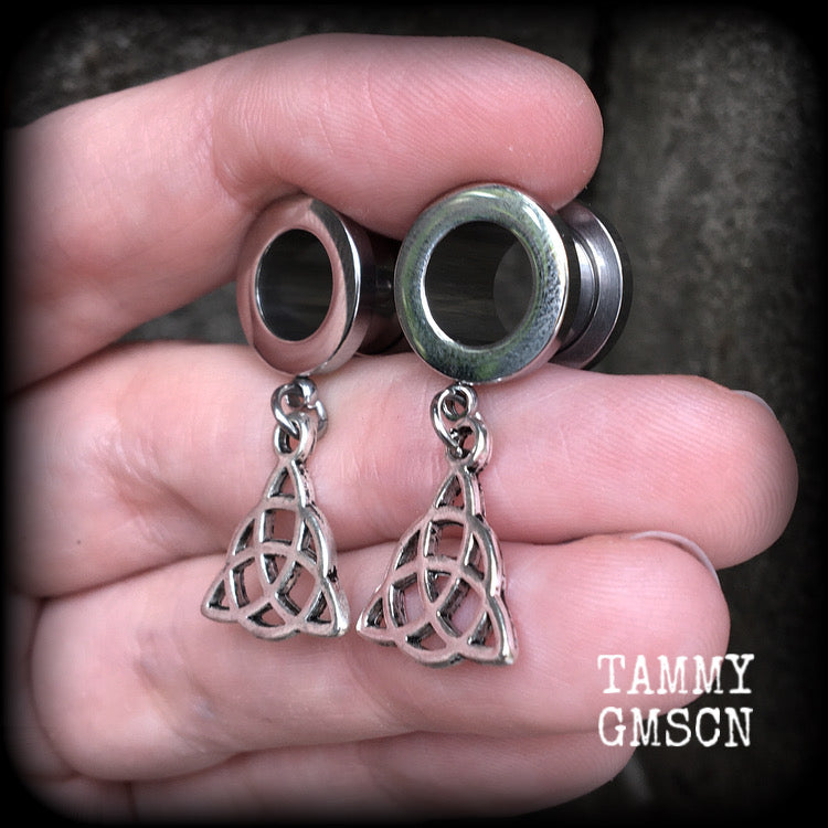 These fabulously witchy triquetra tunnel dangles feature antique silver celtic knot charms, weighing in at just on 4 grams each, and measuring just under 4 cms from tip to tip.

This pair have been made with 00 gauge (10mm) screw fit surgical steel tunnels, for stretched lobes.