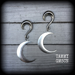 These gorgeously witchy antique silver 'Crescent moon' gauged earrings feature a classic antique silver crescent moon, measuring just under 8cms from tip to tip, and weighing approx 15 grams each.

This pair has been made on 0 gauge (8mm) surgical steel half curl hooks, to be worn in stretched lobes.