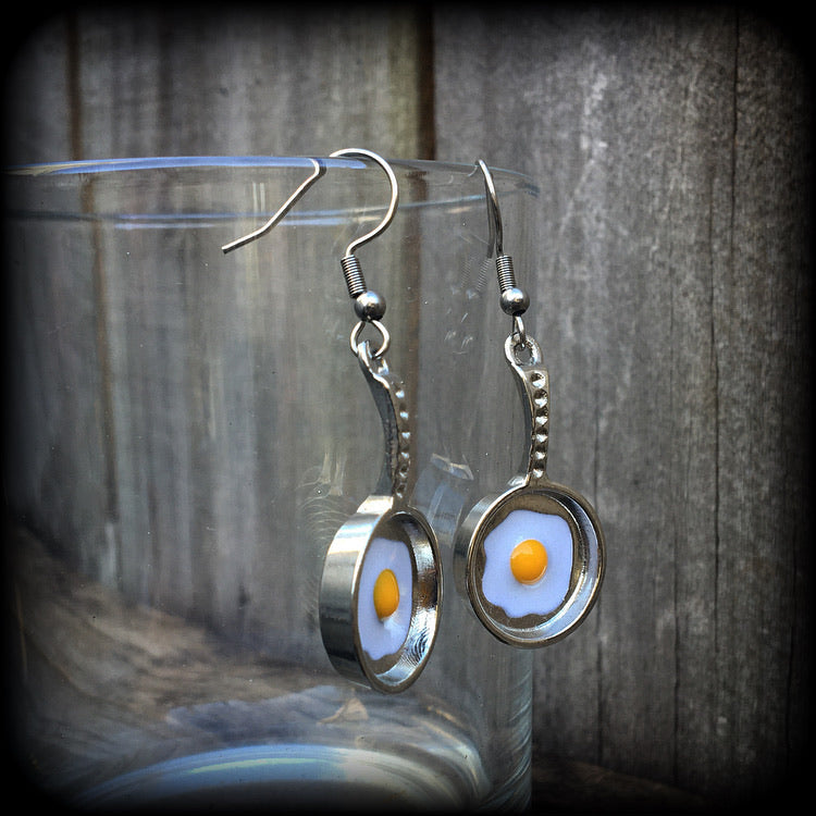 Frying pan and eggs earrings-Fried egg earrings