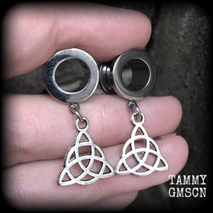 These fabulously witchy triquetra tunnel dangles feature antique silver celtic knot charms, weighing in at just on 4 grams each, and measuring just under 4 cms from tip to tip.

This pair have been made with 00 gauge (10mm) screw fit surgical steel tunnels, for stretched lobes.