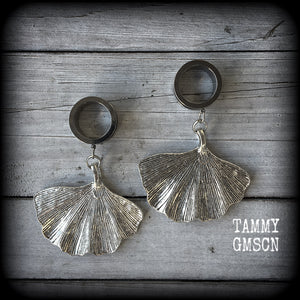 Ginkgo leaf tunnel earrings