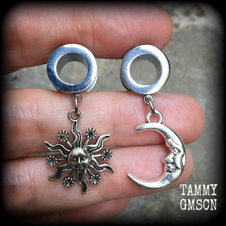 These gorgeous folk horror inspired tunnels feature antique silver crescent moon and esoteric sun charms, are super light weight at just 5 grams each and measure just over 4 cms from tip to tip.

This pair has been made with 00 gauge (10mm) surgical steel screw fit tunnels-for stretched lobes.