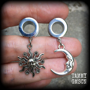 These gorgeous folk horror inspired tunnels feature antique silver crescent moon and esoteric sun charms, are super light weight at just 5 grams each and measure just over 4 cms from tip to tip.

This pair has been made with 00 gauge (10mm) surgical steel screw fit tunnels-for stretched lobes.