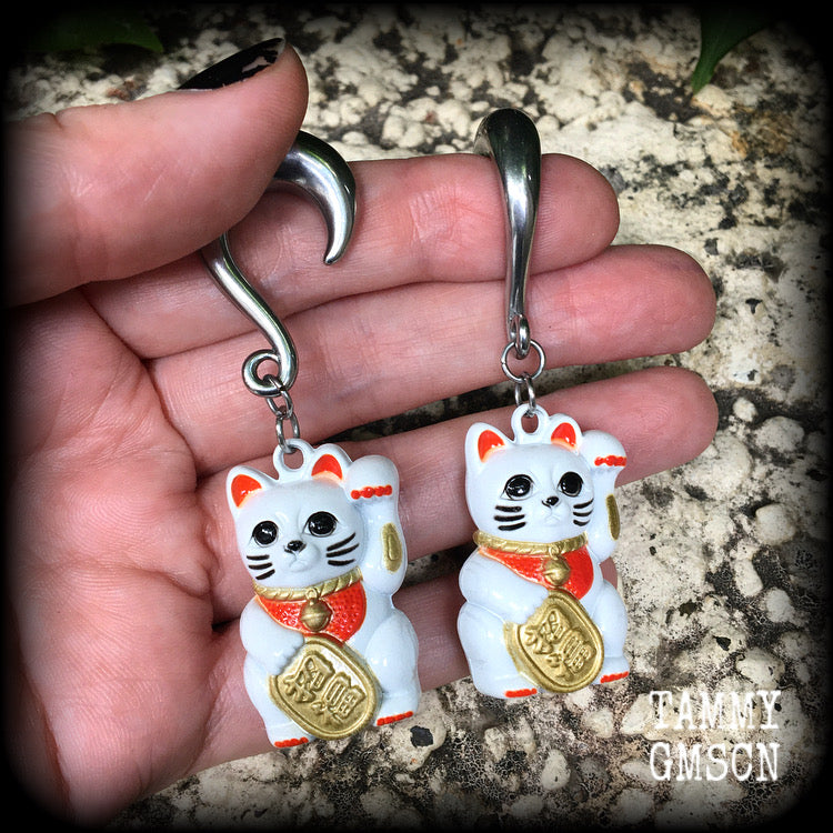 Japanese Maneki Neko beckoning cat earrings for stretched lobes. Available on half curls, full curls and cradles from 4mm up to 30mm. 