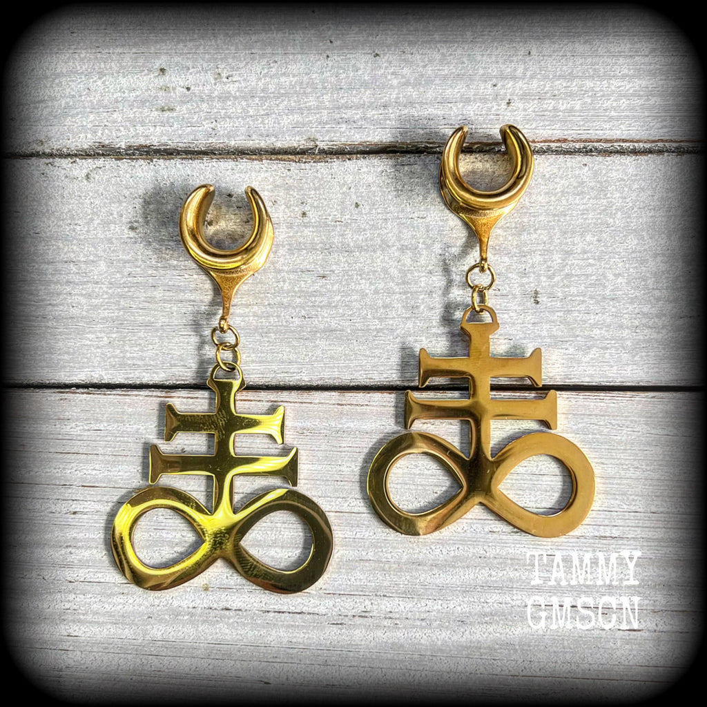 These gorgeous gold titanium earrings feature large Sigil of sulphur brimstone charms, weighing approx 8 grams each, and measuring around 7 cms from tip to tip.
This pair has been made on 1/2" gauge (12mm) surgical steel cradles, to be worn in stretched lobes.