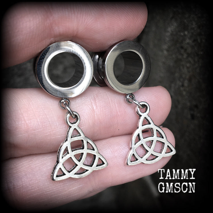 These fabulously witchy triquetra tunnel dangles feature antique silver celtic knot charms, weighing in at just on 4 grams each, and measuring just under 4 cms from tip to tip.

This pair have been made with 00 gauge (10mm) screw fit surgical steel tunnels, for stretched lobes.