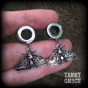 These gorgeous earrings feature antique silver moon phase moth charms, nice and light weight, weighing in at 6 grams each and measure just under 4 cms from tip to tip.
This pair have been made with 00 gauge (10mm) surgical steel screw fit tunnels.