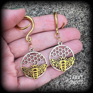 Bee and behive earrings Gauged earrings Cottagecore earrings Insect ear weights Bugs jewelry Body jewellery Insect jewelry Entomology 