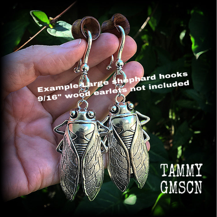 Antique silver cicada earrings-Ear hangers