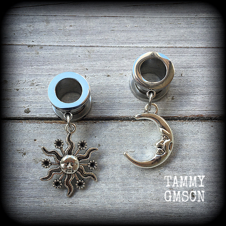 These gorgeous folk horror inspired tunnels feature antique silver crescent moon and esoteric sun charms, are super light weight at just 5 grams each and measure just over 4 cms from tip to tip.

This pair has been made with 00 gauge (10mm) surgical steel screw fit tunnels-for stretched lobes.