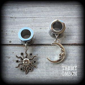 These gorgeous folk horror inspired tunnels feature antique silver crescent moon and esoteric sun charms, are super light weight at just 5 grams each and measure just over 4 cms from tip to tip.

This pair has been made with 00 gauge (10mm) surgical steel screw fit tunnels-for stretched lobes.