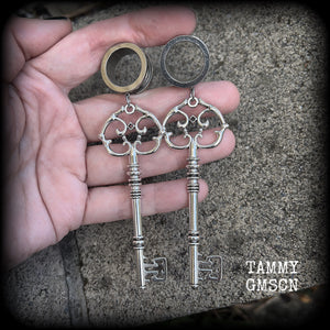 Steampunk earrings Steampunk jewelry Steampunk tunnel earrings Key earrings Key jewelry Antique key earrings Silver key earrings for stretched ears