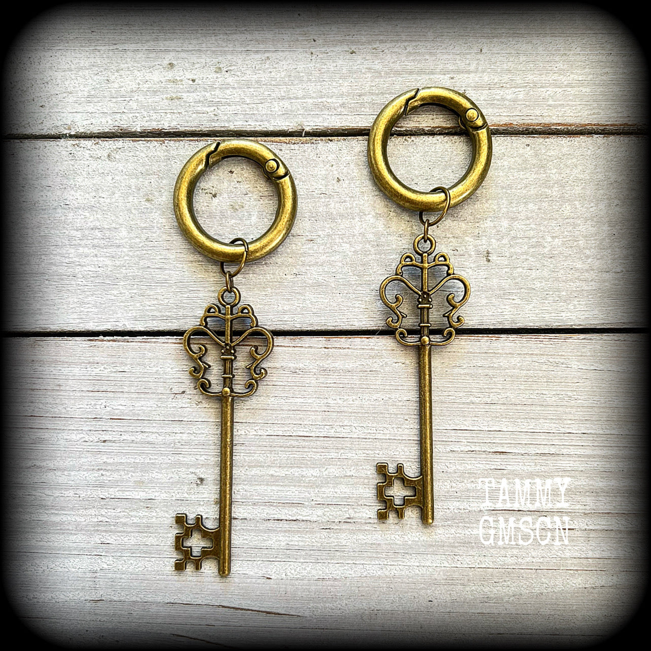 Bronze key hoop earrings-Tunnel friendly earrings