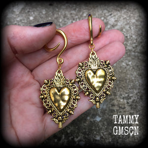 These beautiful antique gold gauged earrings feature a gorgeous antique gold milagros sacred heart, measuring just on 7cms from tip to tip, and weighing approx 7 grams each, nice and lightweight.
This pair has been made on 6 gauge (4mm) surgical steel full curl hooks, to be worn in stretched lobes.