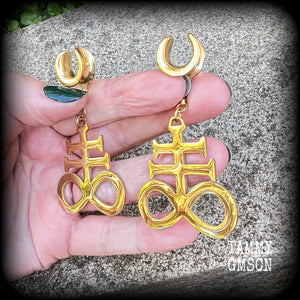 These gorgeous gold titanium earrings feature large Sigil of sulphur brimstone charms, weighing approx 8 grams each, and measuring around 7 cms from tip to tip.
This pair has been made on 1/2" gauge (12mm) surgical steel cradles, to be worn in stretched lobes.