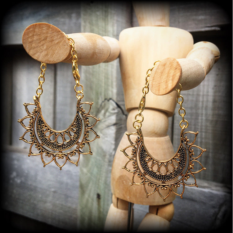 These antique gold mandala heart earrings are nice and dangly, measuring 7cms from tip to tip, and weighing  7 grams each piece, made with chain/ lobster clasp 8mm option, for silicone earlets or tunnels in stretched lobes from 0 gauge (8mm). 
