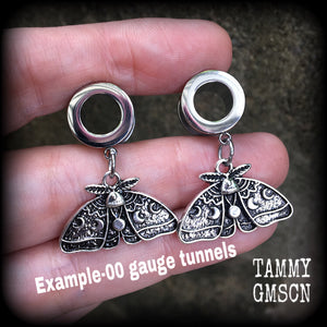 These gorgeous earrings feature antique silver moon phase moth charms, nice and light weight, weighing in at 6 grams each and measure just under 4 cms from tip to tip.
This pair have been made with 00 gauge (10mm) surgical steel screw fit tunnels.