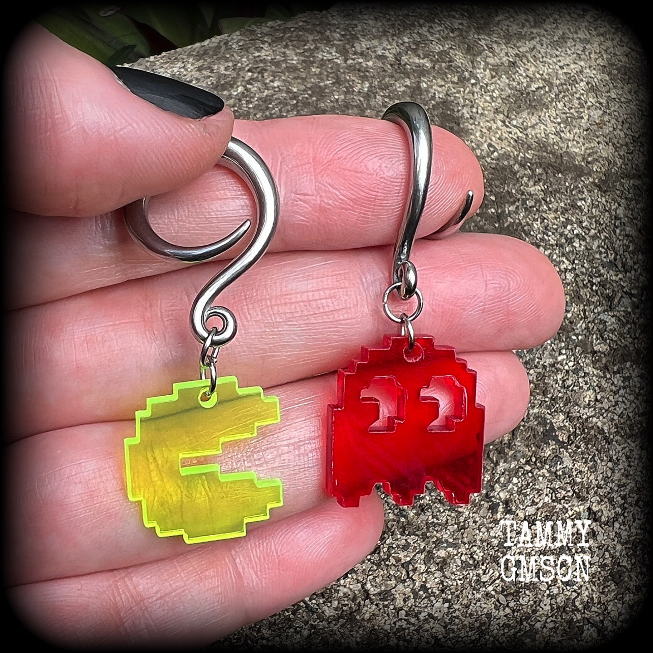 These super rad earrings feature classic acrylic pixelated Pac man and Blinky charms, measuring 5 cms from tip to tip, weighing in at only 4 grams each.
This pair has been made on 6 gauge (4mm) surgical steel full curl hooks, suitable for stretched lobes.