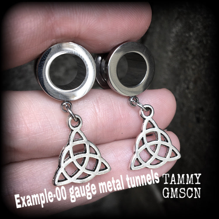 These fabulously witchy triquetra tunnel dangles feature antique silver celtic knot charms, weighing in at just on 4 grams each, and measuring just under 4 cms from tip to tip.

This pair have been made with 00 gauge (10mm) screw fit surgical steel tunnels, for stretched lobes.
