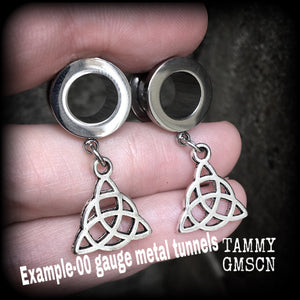 These fabulously witchy triquetra tunnel dangles feature antique silver celtic knot charms, weighing in at just on 4 grams each, and measuring just under 4 cms from tip to tip.

This pair have been made with 00 gauge (10mm) screw fit surgical steel tunnels, for stretched lobes.