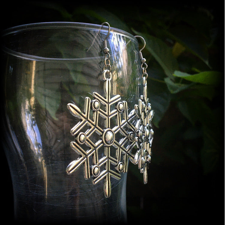 Snowflake earrings Snowflakes tunnel dangles Plugs Ear gauges Stretched ears Gauged ears Christmas earrings Christmas decorations Snowflakes Stretched lobes Body jewelry Ear gauges Pierced ears Stocking stuffers Secret santa Gifts for girls Kriss