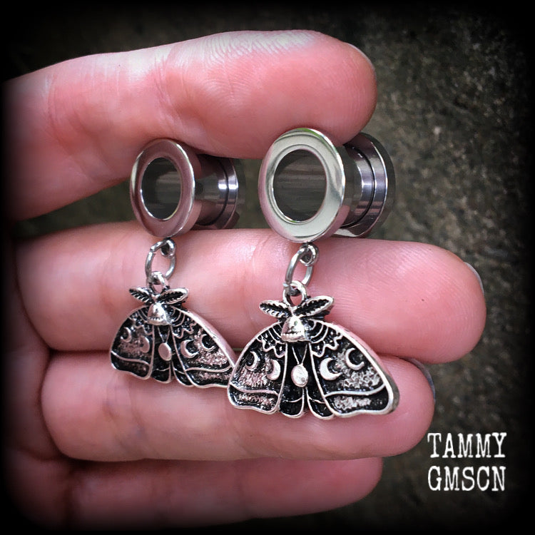 These gorgeous earrings feature antique silver moon phase moth charms, nice and light weight, weighing in at 6 grams each and measure just under 4 cms from tip to tip.
This pair have been made with 00 gauge (10mm) surgical steel screw fit tunnels.