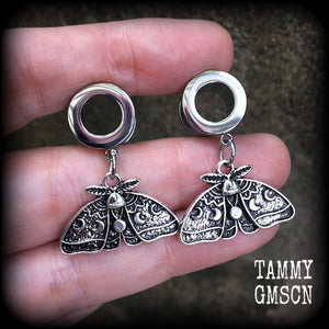 These gorgeous earrings feature antique silver moon phase moth charms, nice and light weight, weighing in at 6 grams each and measure just under 4 cms from tip to tip.
This pair have been made with 00 gauge (10mm) surgical steel screw fit tunnels.